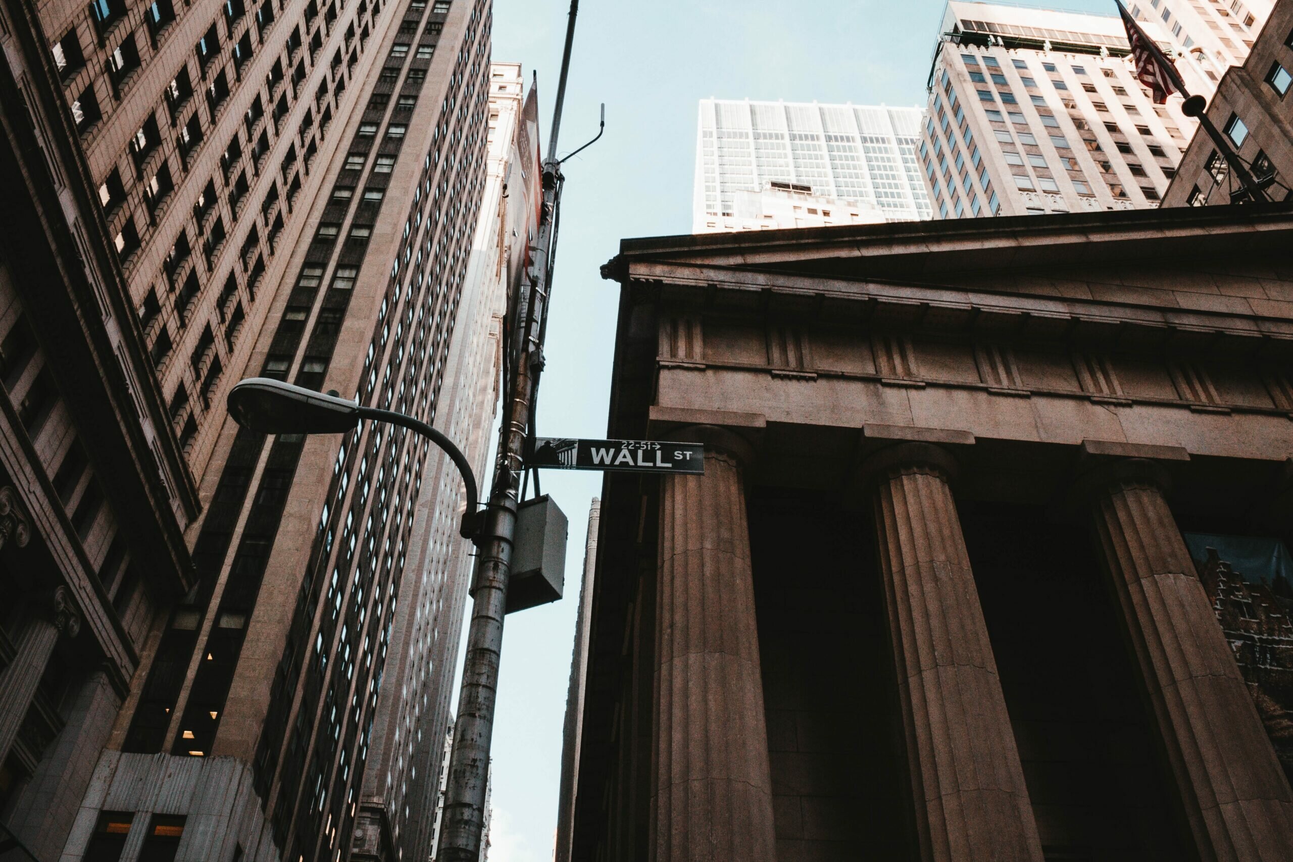 Wall Street recommend - buy gold